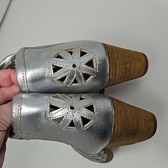 Anthro Musse & Cloud Laser Cut Leather Stacked Heel Silver Ankle Boots Size 7 - Picture 4 of 16